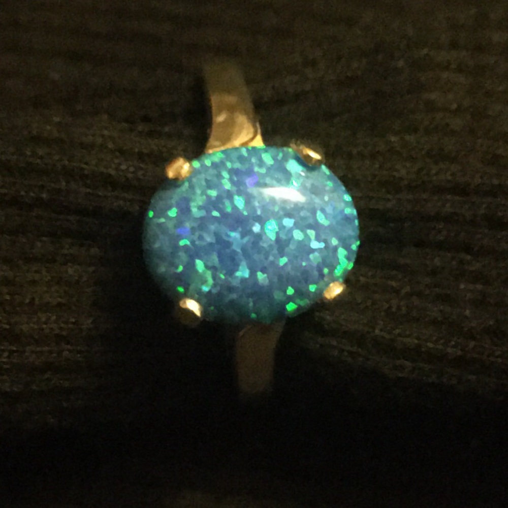 925 Silver lab created blue Opal. Sz 8